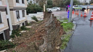 Duvar yıkıldı, otomobil altında kaldı