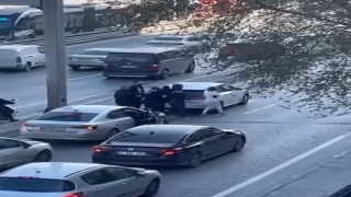 E-5te akan trafiğe aldırmadan yumruk yumruğa kavga ettiler