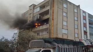 Edremitte mutfak yangınında ateş balkona sıçradı