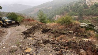 Efeler Belediyesi ekiplerinden kapanan yollara hızlı müdahale