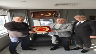Eğitime katkı sunan işadamlarına teşekkür plaketi