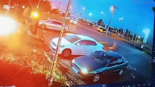 El freni çekilmeyen araç caddeye kaydı, faciayı kırmızı ışık önledi