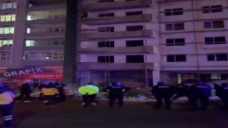 Elazığda 5inci kata çıkarak atlamak isteyen şahsı ekipler ikna etti