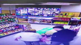 Elazığda bir grup genç, reyondaki ürünleri yiyip hiçbir şey olmamış gibi çıktı