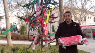 Elazığda çam ağacına Filistin bayrakları ve kanlı torbalar asıldı, yılbaşı kutlamaları kınandı