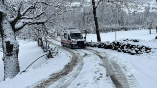 Elazığda kar nedeni ile köyde mahsur kalan hasta, yol açılarak hastaneye yetiştirildi