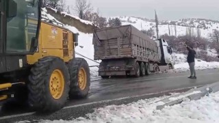 Elazığda karlı yolda kayarak yoldan çıkan tırı, ekipler kurtardı