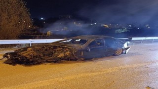 Elazığda otomobil aydınlatma direğine çarptı: 2 yaralı