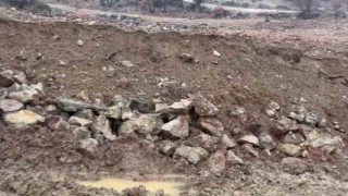 Elazığda sağanak nedeni ile istinat duvarı yıkıldı