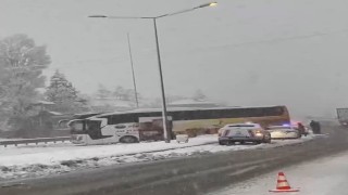 Elazığda yoğun kar yağışı trafiği felç etti: Kazalar ardı ardına geldi