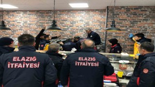 Elini kıyma makinesine kaptıran market çalışanını itfaiye ekipleri kurtardı