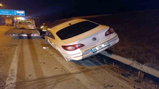 Elmadağ girişinde kontrolden çıkan otomobil bariyerlere çıktı