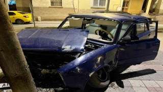 Emette otomobil önce refüje sonra da elektrik direğine çarptı: 2 yaralı