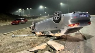 Emette refüje çarparak ters dönen aracın sürücüsü yaralandı