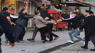 Eminönünde 2 grup yumruk ve sopalarla birbirine girdi: Kavga anları kamerada