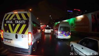 Emniyet şeridine girmeye çalışan minibüs yanındaki aracın aynasını kırdı