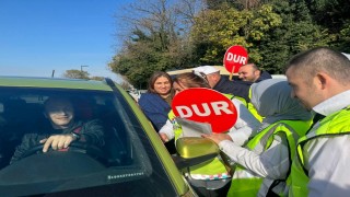 Engelli bireyler trafik görevlisi oldu, sürücüleri uyardı