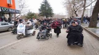 Engelliler Gününde farkındalık için yürüdüler