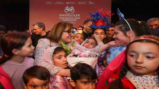 Engelsiz Yaşam Merkezinde tedavi gören öğrenciler sahne şovlarıyla beğeni topladı