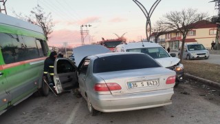Ercişte 3 aracın karıştığı kazada 2 kişi yaralandı