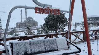Erciyese yağan kar tatilcilerin yüzünü güldürdü