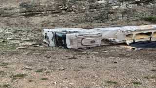 Erpiliçin yem yüklü kamyonu devrildi: 1 yaralı