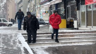 Erzincanda vatandaşın buz ile imtihanı gülümsetti