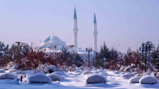 Erzurum buz tuttu, sokak çeşmeleri dondu