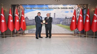 Erzurum Valisi Mustafa Çiftçiden ER-VAKa takdir plaketi