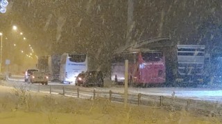 Erzurumda ulaşıma kar engeli: Çok sayıda araç yolda kaldı