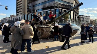 Esadın tankları çocuklara oyuncak oldu