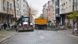 Esenyurt Belediyesi, tahrip olan yolları parke taşı çalışmalarıyla yeniliyor