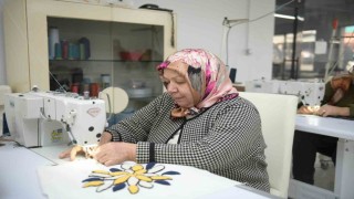 Esenyurtta kadınlar el sanatlarının inceliklerini öğreniyor
