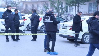 Eski kayınpederini sokak ortasında tabancayla vurdu