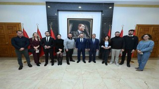 Eskişehirde basın mensupları Vali Aksoydan kartlarını teslim aldı