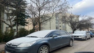 Eskişehirin yüksek kesimlerindeki araçlar beyaza büründü