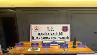 Evinde iklimlendirme sistemiyle kenevir yetiştirmiş