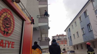 Evinin balkonunda intihara kalkışan kadını polis ekipleri ikna etti