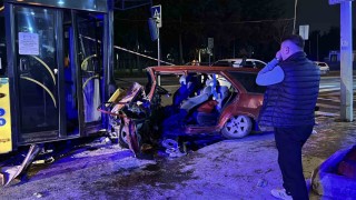 Eyüpsultanda otomobil ile İETT otobüsünün çarpıştığı kazada 2 kişi hayatını kaybetti