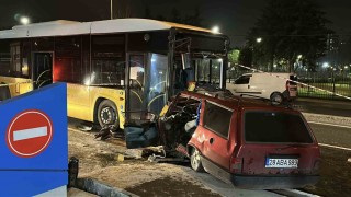 Eyüpsultanda Tofaş otomobil İETT otobüsü ile kafa kafa çarpıştı: 2 ağır yaralı