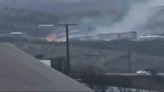 Fabrikadaki yangın komşu mahalleden görüntülendi