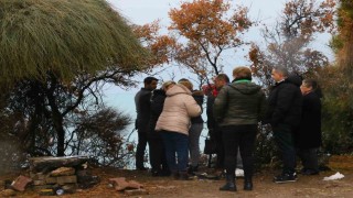 Falezden düşen şahıs ile aracı denizden ve karadan 6 ekiple aranıyor