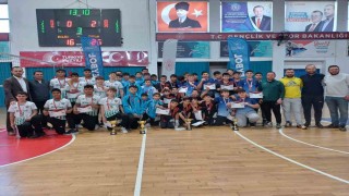 Fatih Ortaokulu voleybolda şampiyon oldu