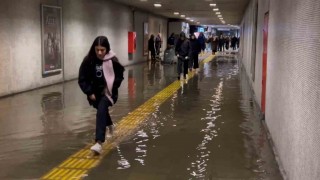 Fatihte Metronun yaya alt geçidini su bastı: Vatandaş su içinde yürümek zorunda kaldı
