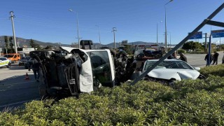 Fethiyede çekiciye çarpan otomobildeki üç kişi yaralandı