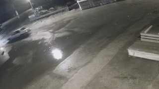 Fiat Tofaşın sulu drifti kamerada: 32 bin TL ceza yedi, iş yerinin malzemelerine çarpıp kaçtı