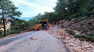 Finikede taş ve mıcırla kaplanan yol temizlendi