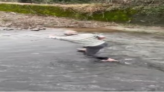 Fırtınada denizdeki kafesten kaçan balığı derede eliyle yakaladı