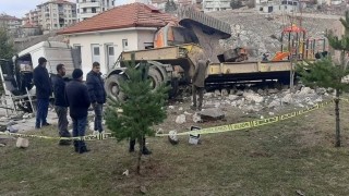 Freni patlayan tır kamu binasına çarptı: 2 yaralı