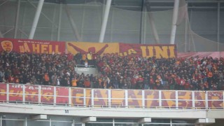 Galatasaraylı taraftarlar takımını yalnız bırakmadı